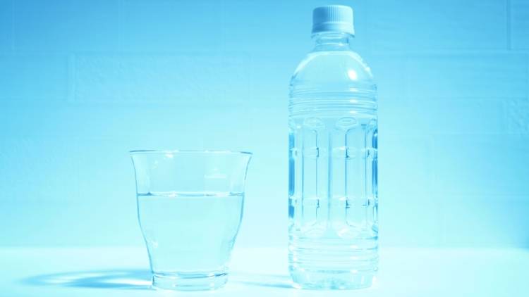 スポーツドリンク500mlに角砂糖5〜7個分の糖質。夏の水分補給の正しい使い分け|管理栄養士が解説