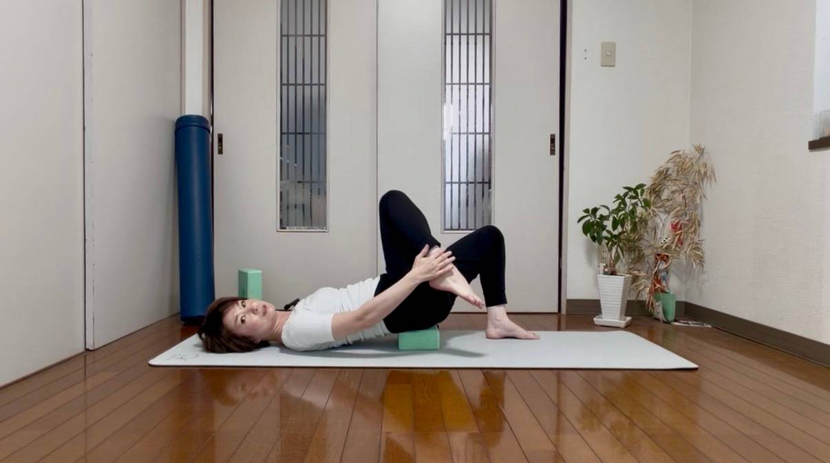 前もも伸ばしストレッチ