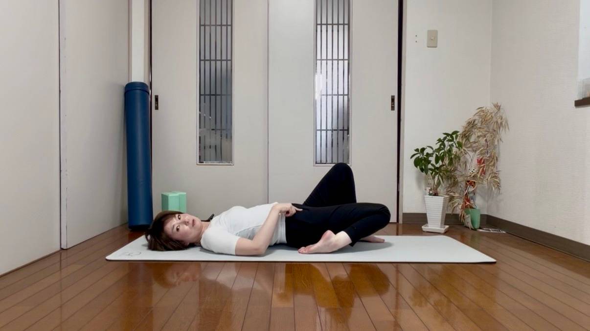 前もも伸ばしストレッチ