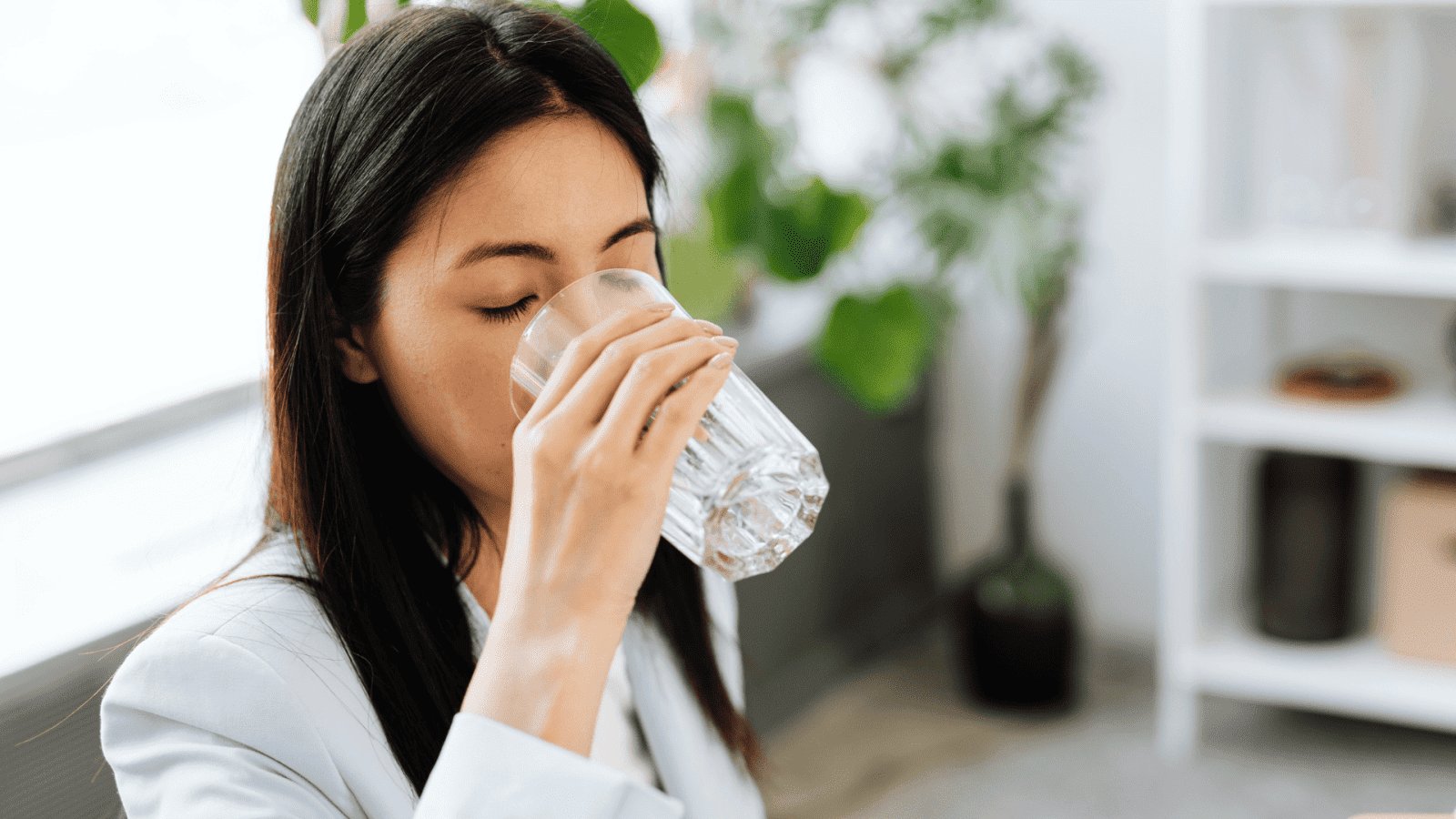 炭酸水を飲む女性