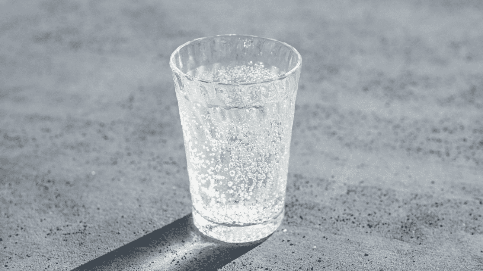 夜、炭酸水を飲まない方がいい人の特徴｜管理栄養士が解説