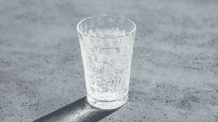 夜、炭酸水を飲まない方がいい人の特徴｜管理栄養士が解説