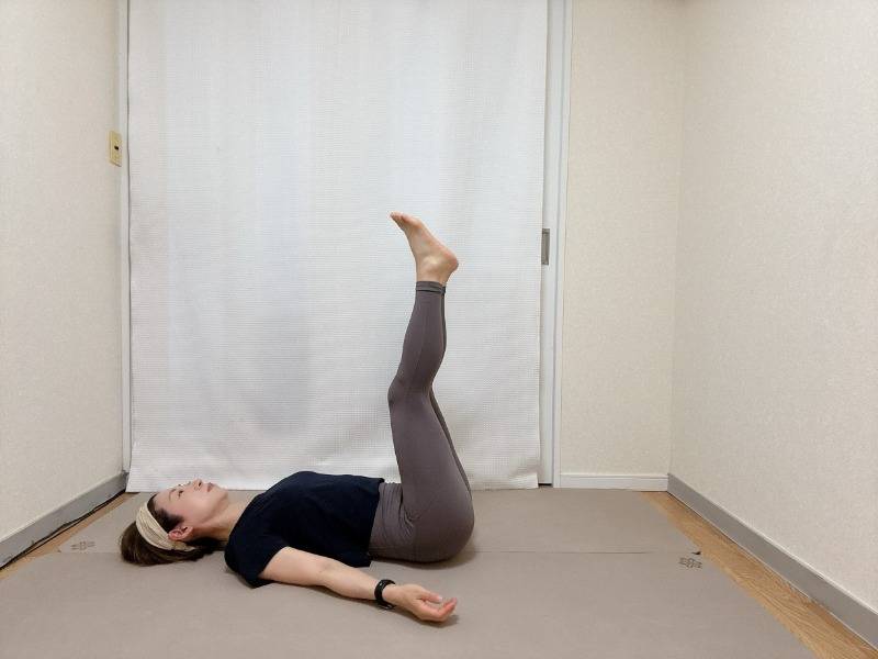 両脚を上げて仰向けで寝た体勢