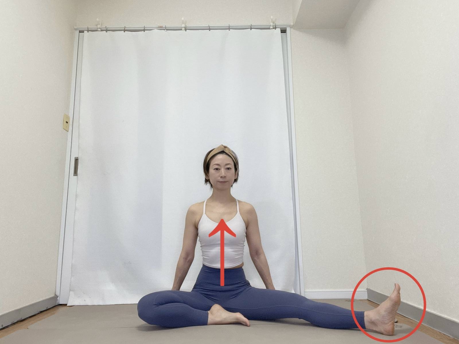 あぐらから右脚を横に伸ばしかかとを突き出してて座った体勢