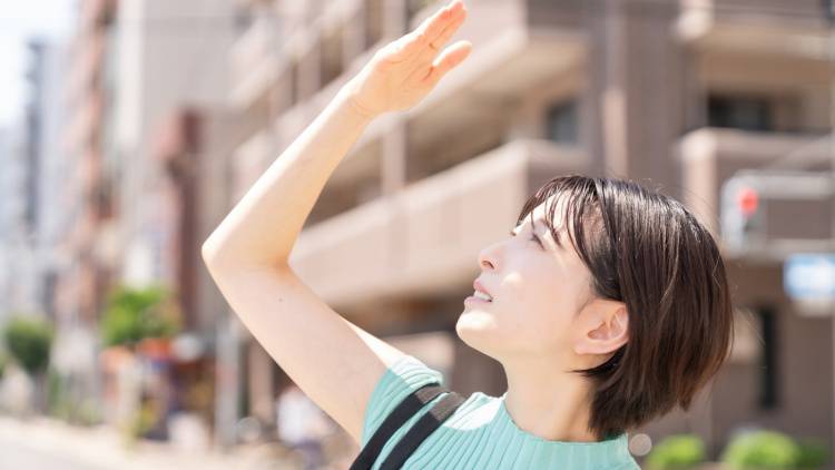 暑いのに汗をかけないのは危険？「汗が少ない人」が熱中症になりやすい理由〈医師が解説〉