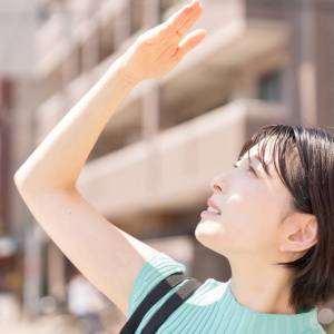暑いのに汗をかけないのは危険？「汗が少ない人」が熱中症になりやすい理由〈医師が解説〉
