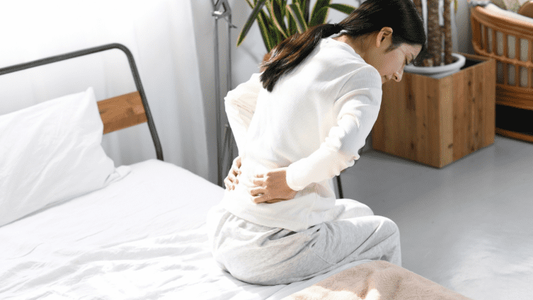 〈寝起き後、たった1分でほぐれる〉布団の中でできる"寝起きの体"バキバキ解消ストレッチ