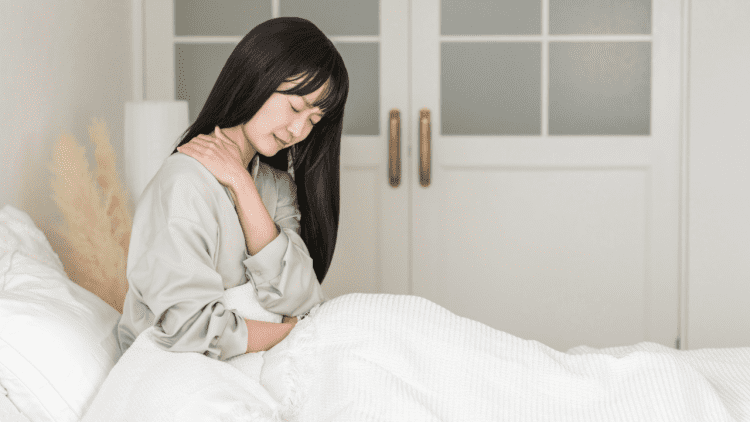 「眠れない…」原因は肩の力?寝る前1分で眠りを誘う「肩ゆるめ」エクササイズ