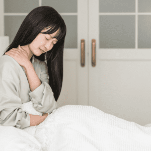 「眠れない…」原因は肩の力?寝る前1分で眠りを誘う「肩ゆるめ」エクササイズ