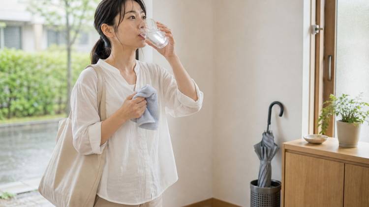 汗をかいた後の「水だけ補給」が危ないことも?低ナトリウム血症を招く飲み方とは|医師が教える