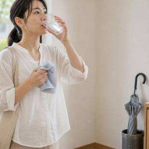 汗をかいた後の「水だけ補給」が危ないことも?低ナトリウム血症を招く飲み方とは|医師が教える