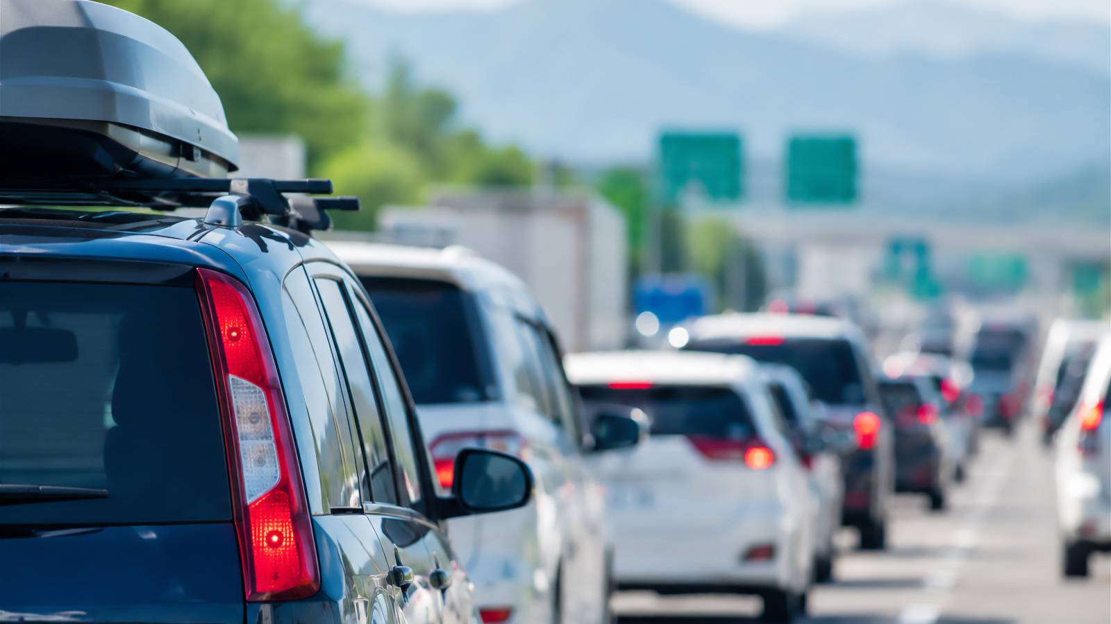  帰省の車、新幹線、飛行機…夏の長時間移動で血栓ができやすい人の特徴とは｜医師が解説 