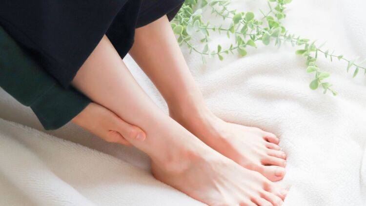 冷房で足が冷えて眠れない夜に【寝る前3分習慣】「タオル足回しストレッチ」