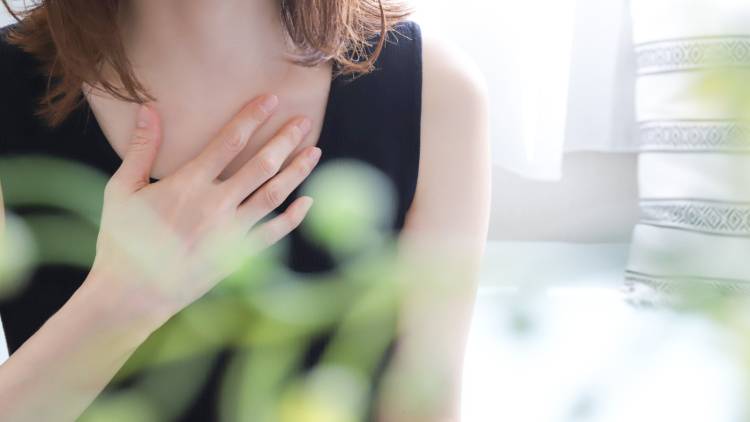 汗をかいた後に胸がドキドキする…夏の動悸、様子を見ていい場合と受診すべき場合｜医師が解説