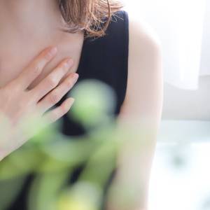 汗をかいた後に胸がドキドキする…夏の動悸、様子を見ていい場合と受診すべき場合｜医師が解説