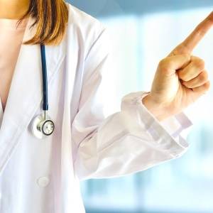 夏の健康診断で「尿酸値」が上がるのはなぜ？女性も更年期以降は注意すべき理由｜医師が解説