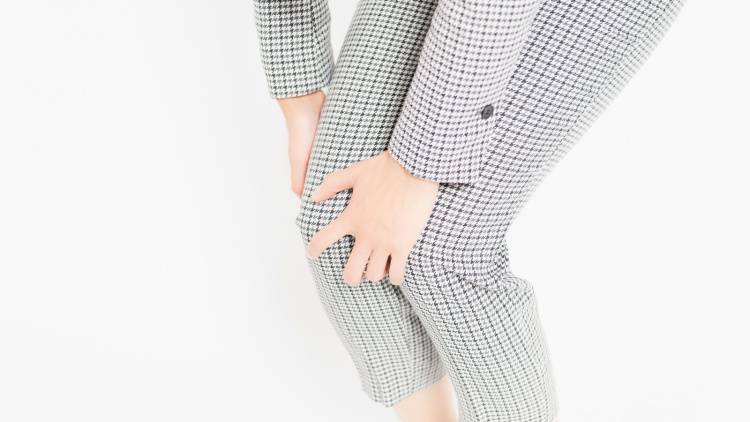 「階段の上り下りがつらい」「長時間歩くと脚が疲れる」→【1日たった10秒でOK】下半身をまとめて鍛えるエクササイズ