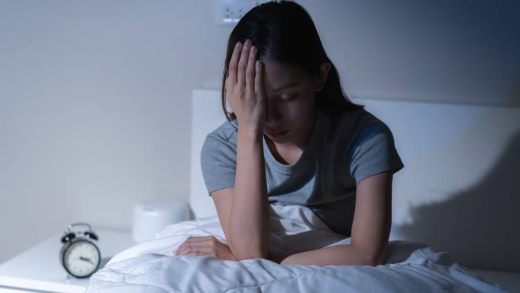 【スッと寝落ち確定】疲れているのに眠れない時に!腰や脚の緊張をほどく安眠エクササイズ