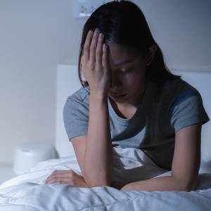 【スッと寝落ち確定】疲れているのに眠れない時に!腰や脚の緊張をほどく安眠エクササイズ