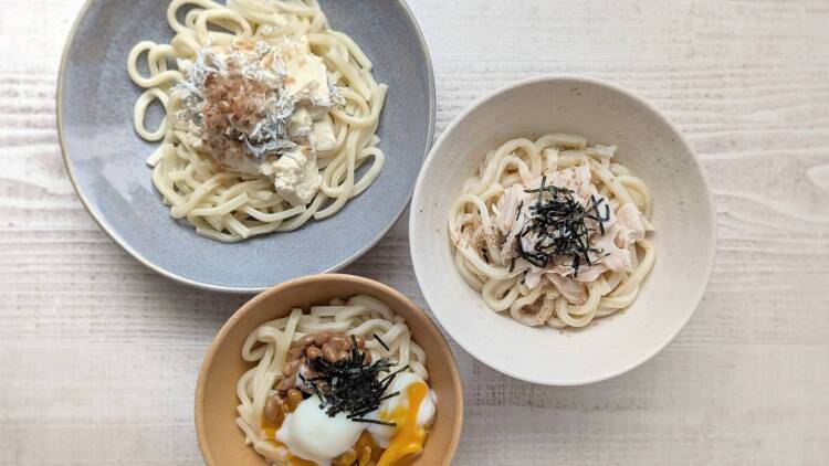 夏の「冷凍うどん」にのせるだけ。包丁いらずでたんぱく質を補える組み合わせ3選|管理栄養士が解説