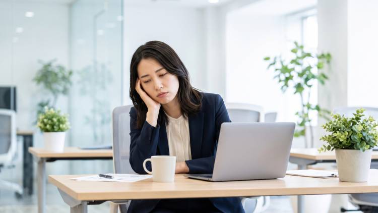 【集中しているのに仕事がはかどらない】原因は「無意識に行っているあること」にあった!デスクで1分ストレッチ