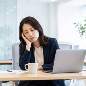 【集中しているのに仕事がはかどらない】原因は「無意識に行っているあること」にあった!デスクで1分ストレッチ