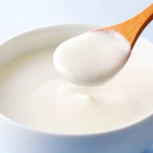 朝の「ヨーグルト」に混ぜるだけ。骨を支える栄養素をまとめて補える食材3選|管理栄養士が解説