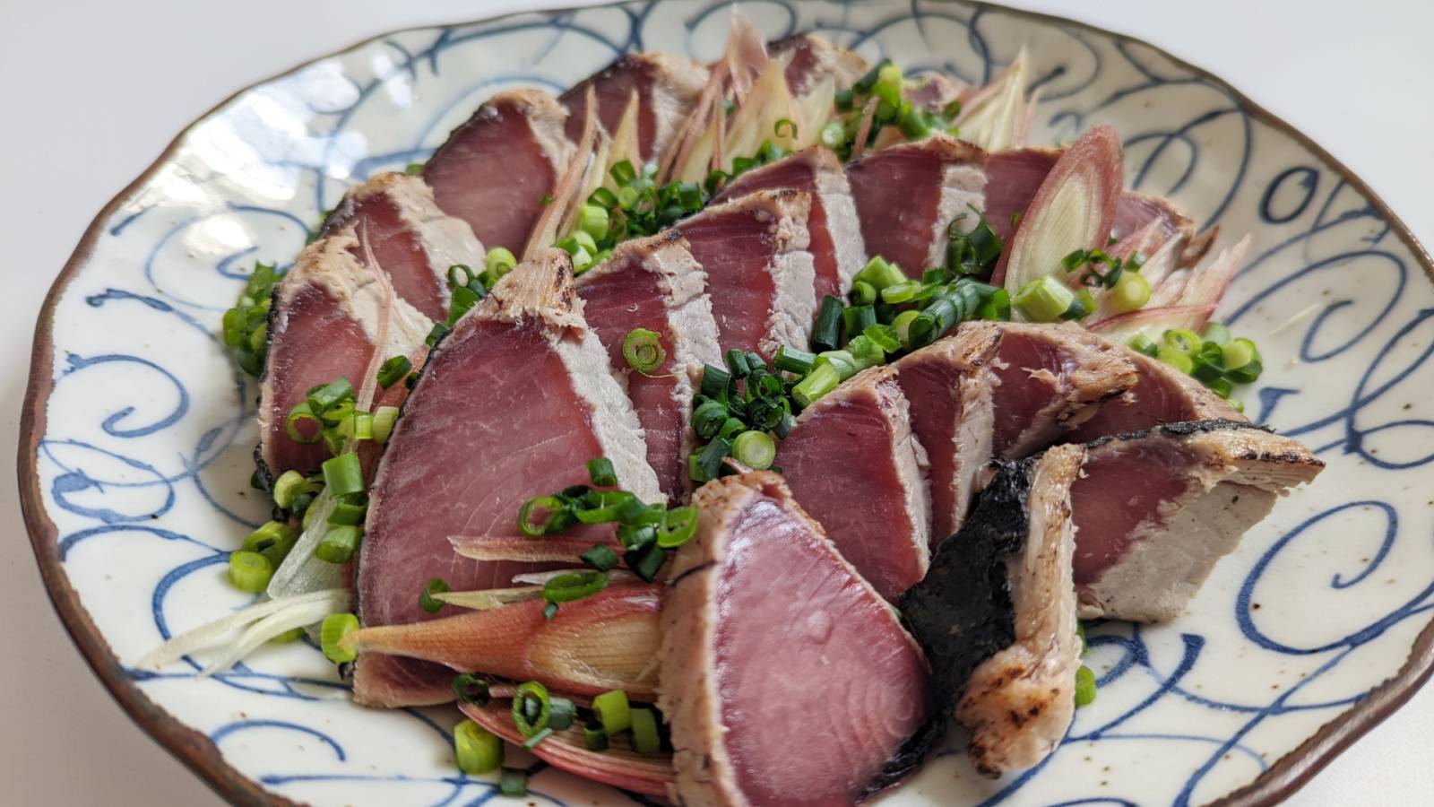 カツオのたたきはサラダチキンに「栄養の幅広さ」で勝る。夏の疲労回復に｜管理栄養士が解説