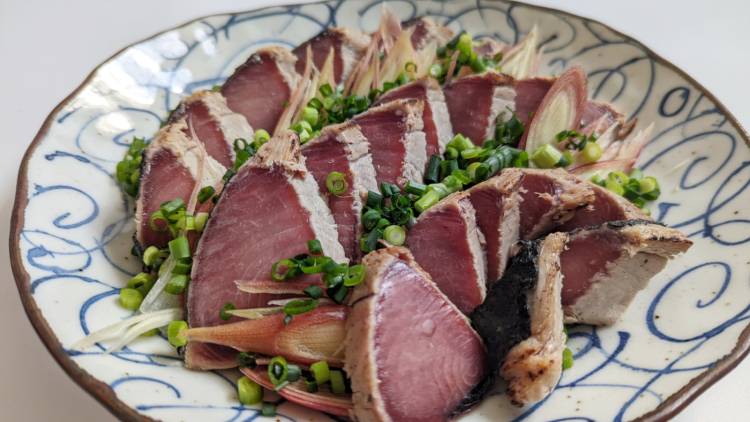 カツオのたたきはサラダチキンに「栄養の幅広さ」で勝る。夏の疲労回復に｜管理栄養士が解説