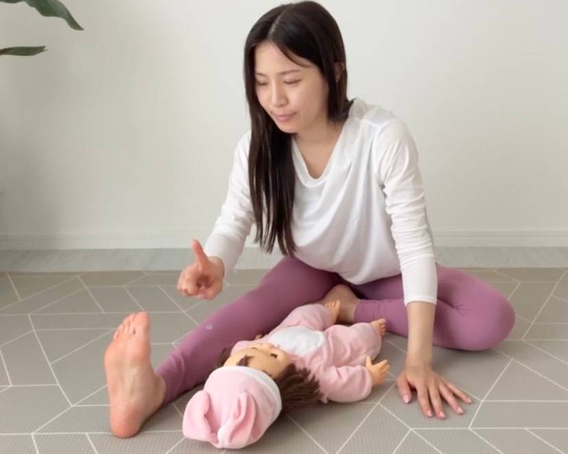 脚を前に伸ばす