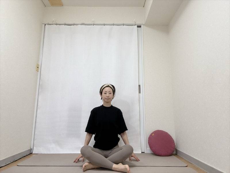 かかとの位置を少し前に出し、ゆるく脚を組んだあぐらの体勢