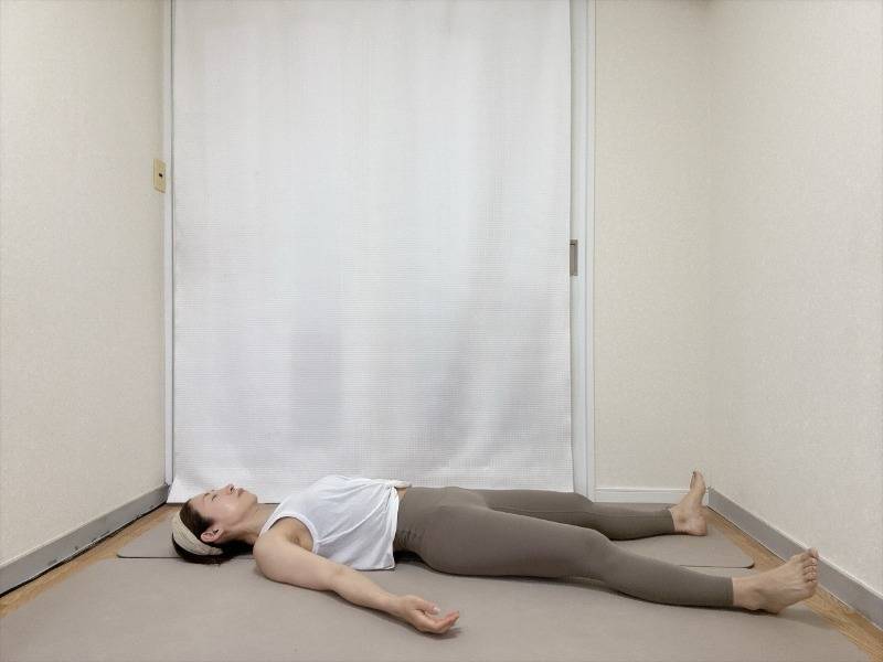 両手を体側に、両脚を楽なh場に開いた仰向けの体勢