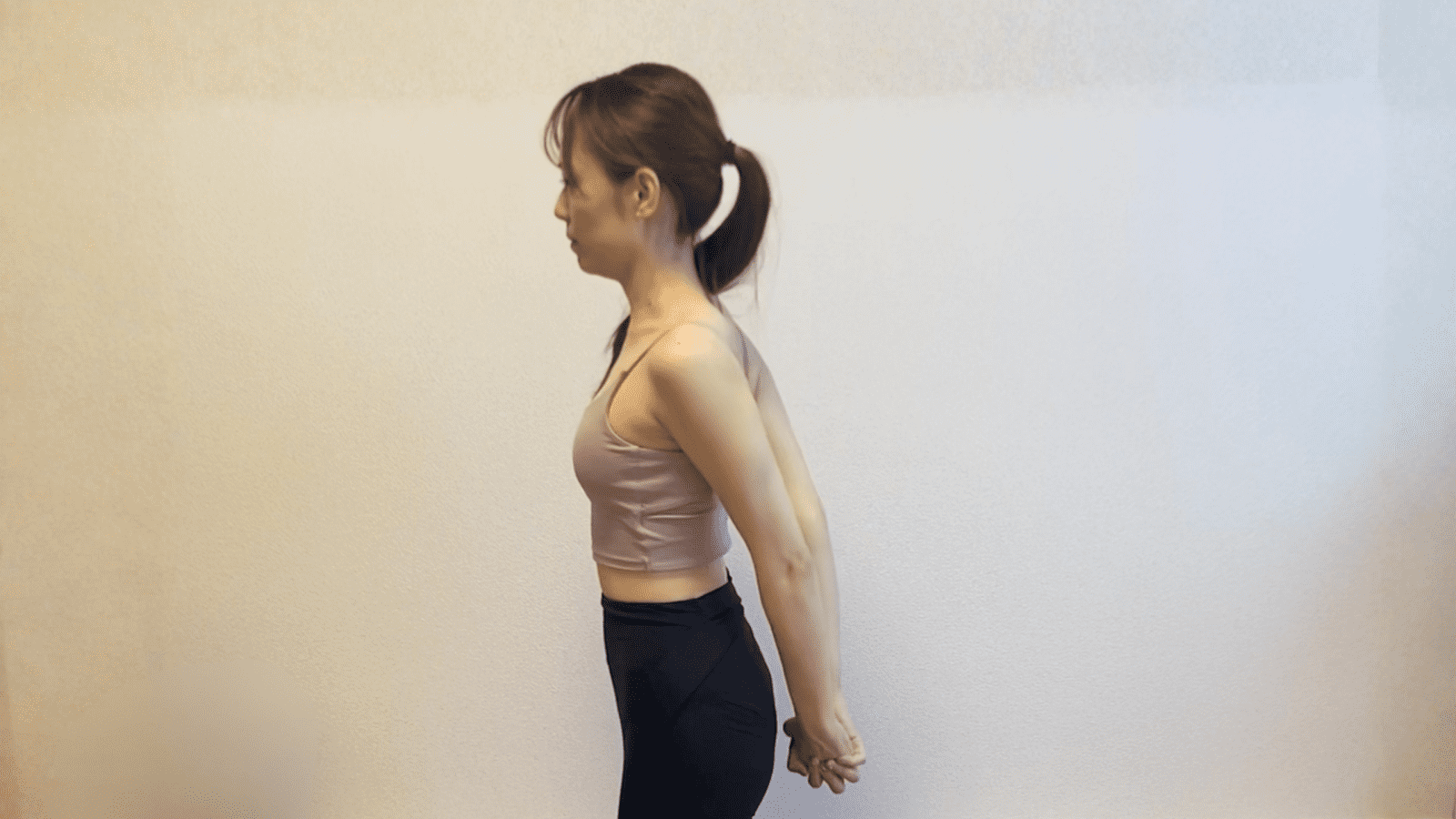 後ろ組みストレッチ