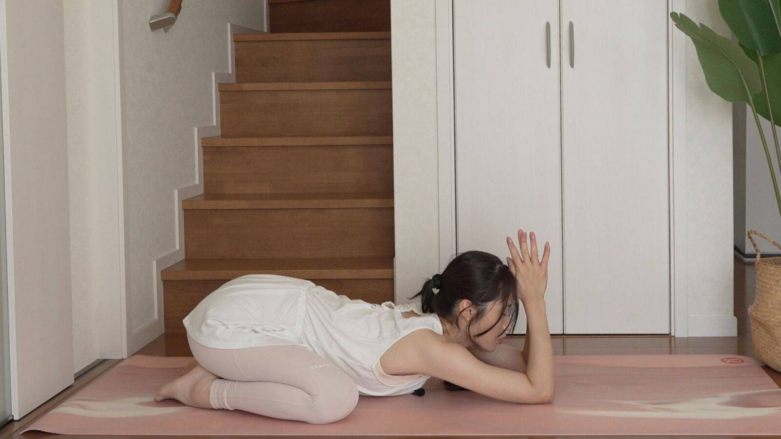  肩こりには肩揉みはNG！？ヨガ講師の私がリアルに寝る前の肩こり解消方法 