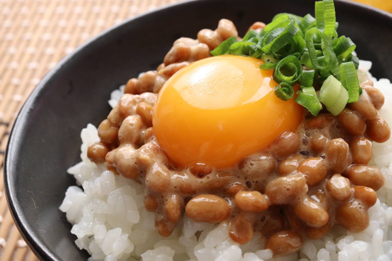 朝の「納豆」に混ぜるだけ！美肌づくりをサポートするトッピング3選