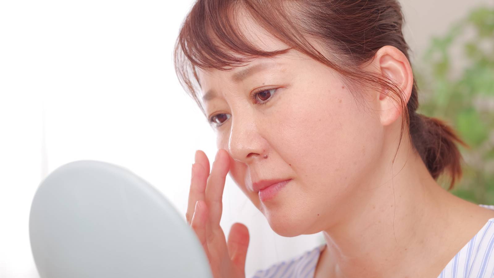 顔のたるみは骨量低下のサイン！？「老け顔」の原因と骨密度を増やす更年期からの３つのケア