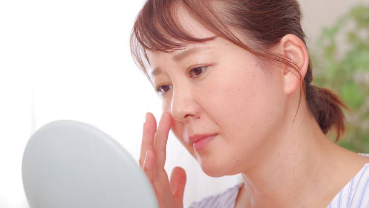 顔のたるみは骨量低下のサイン!?「老け顔」の原因と骨密度を増やす更年期からの3つのケア