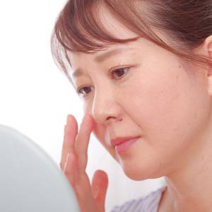 顔のたるみは骨量低下のサイン！？「老け顔」の原因と骨密度を増やす更年期からの３つのケア