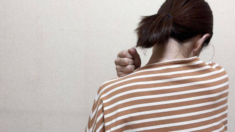 「肩を揉んでも治らない」人はぜひやって!40代からの肩こりの原因〈肋骨の硬さ〉にアプローチするエクサ