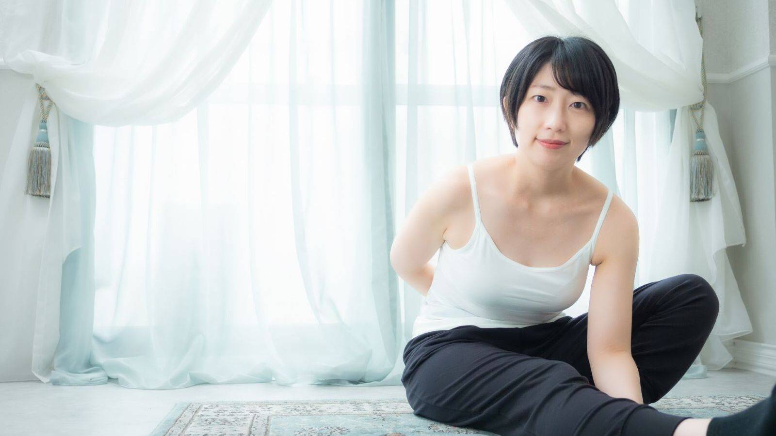  朝ごはん前にやるだけ。ヨガ講師が毎朝続ける股関節ストレッチ 
