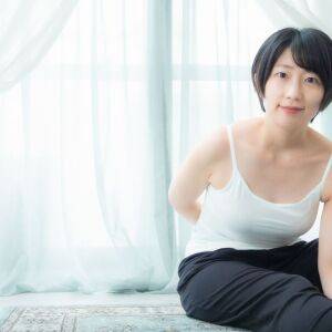 朝ごはん前にやるだけ。ヨガ講師が毎朝続ける股関節ストレッチ