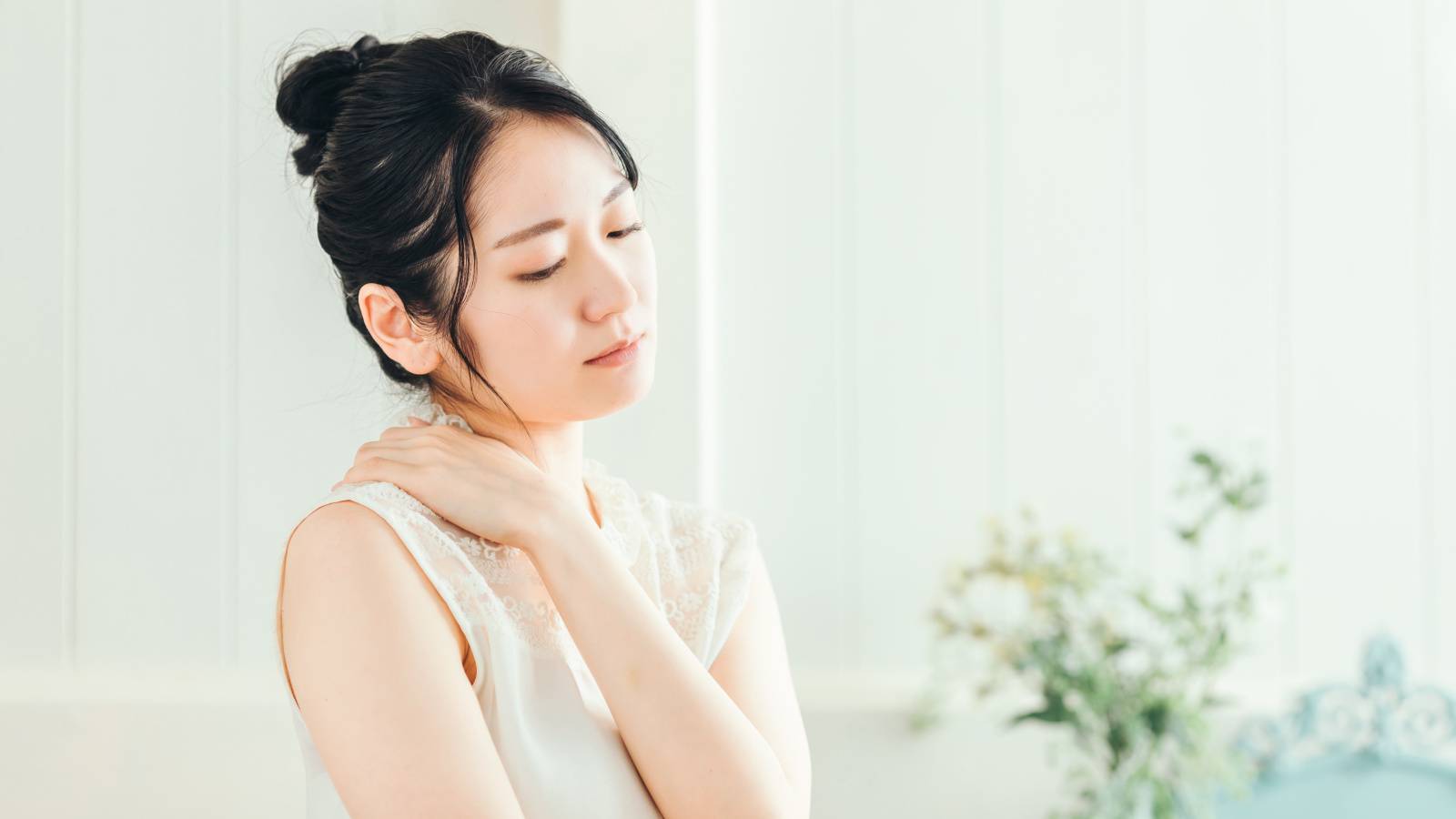 夏のガチガチ首こり＆肩こりは冷房による冷えのせい？丸めてゆるめる肩甲骨＆背中ほぐし