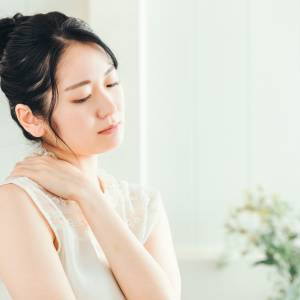 夏のガチガチ首こり&肩こりは冷房による冷えのせい?丸めてゆるめる肩甲骨&背中ほぐし