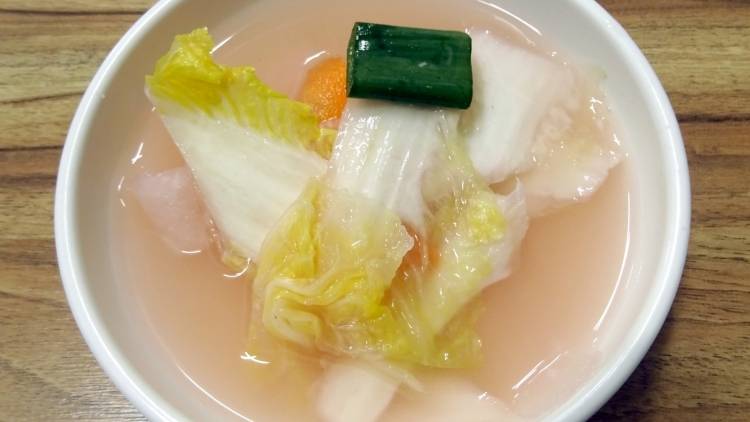 夏は胃腸が乱れやすい季節。砂糖も米のとぎ汁も不要な「発酵水キムチ」の作り方|管理栄養士のレシピ