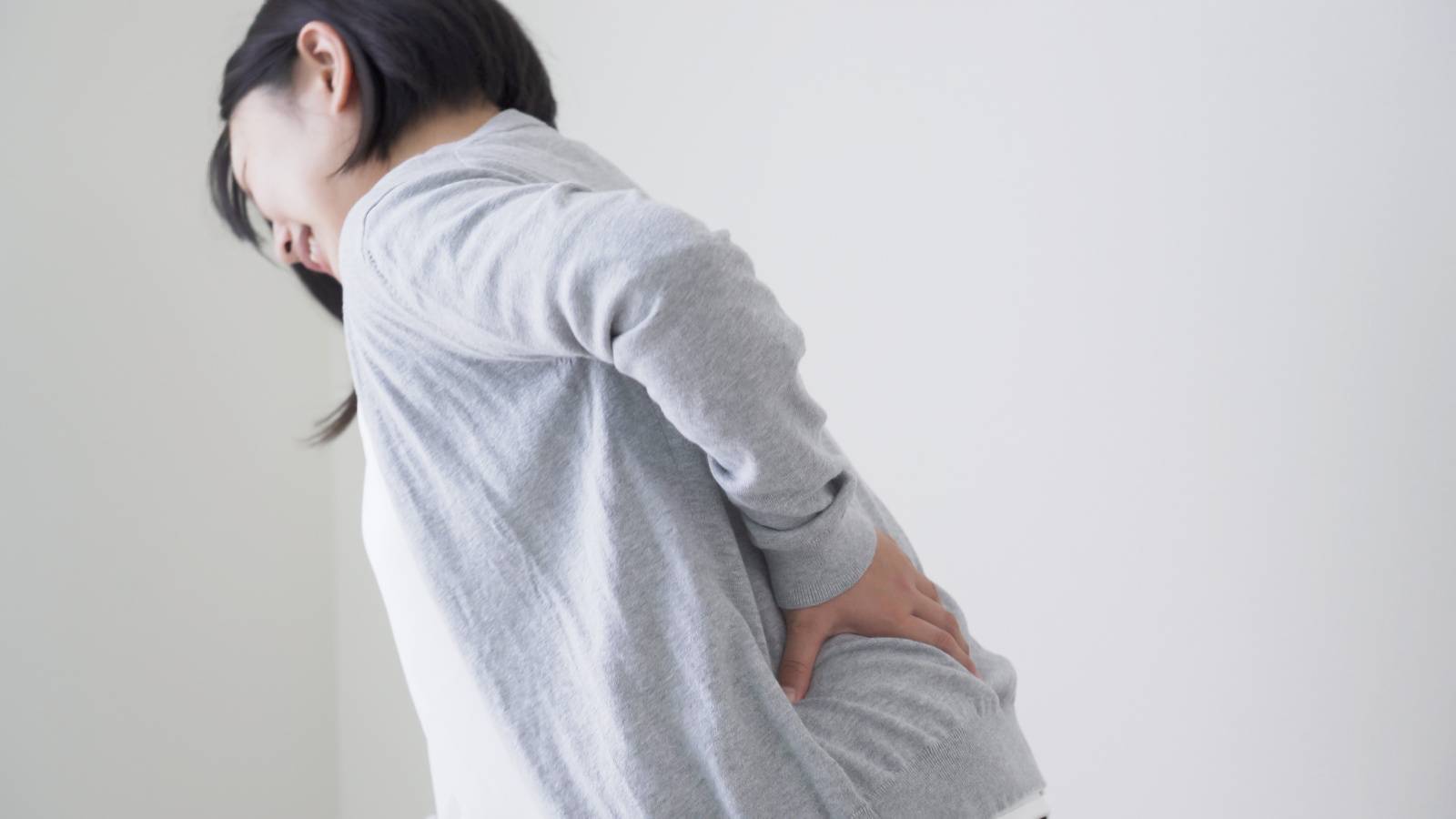  座りっぱなし＆立ちっぱなしでガチガチになった腰がふわっと軽く！【1分で腰をゆるめる】寝たままストレッチ 