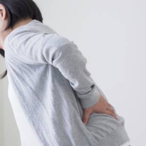 座りっぱなし&立ちっぱなしでガチガチになった腰がふわっと軽く!【1分で腰をゆるめる】寝たままストレッチ