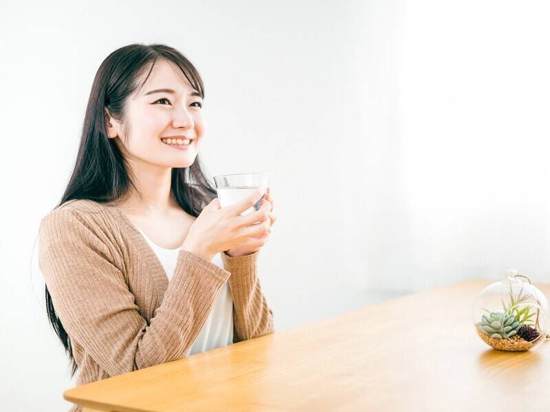 水を飲む