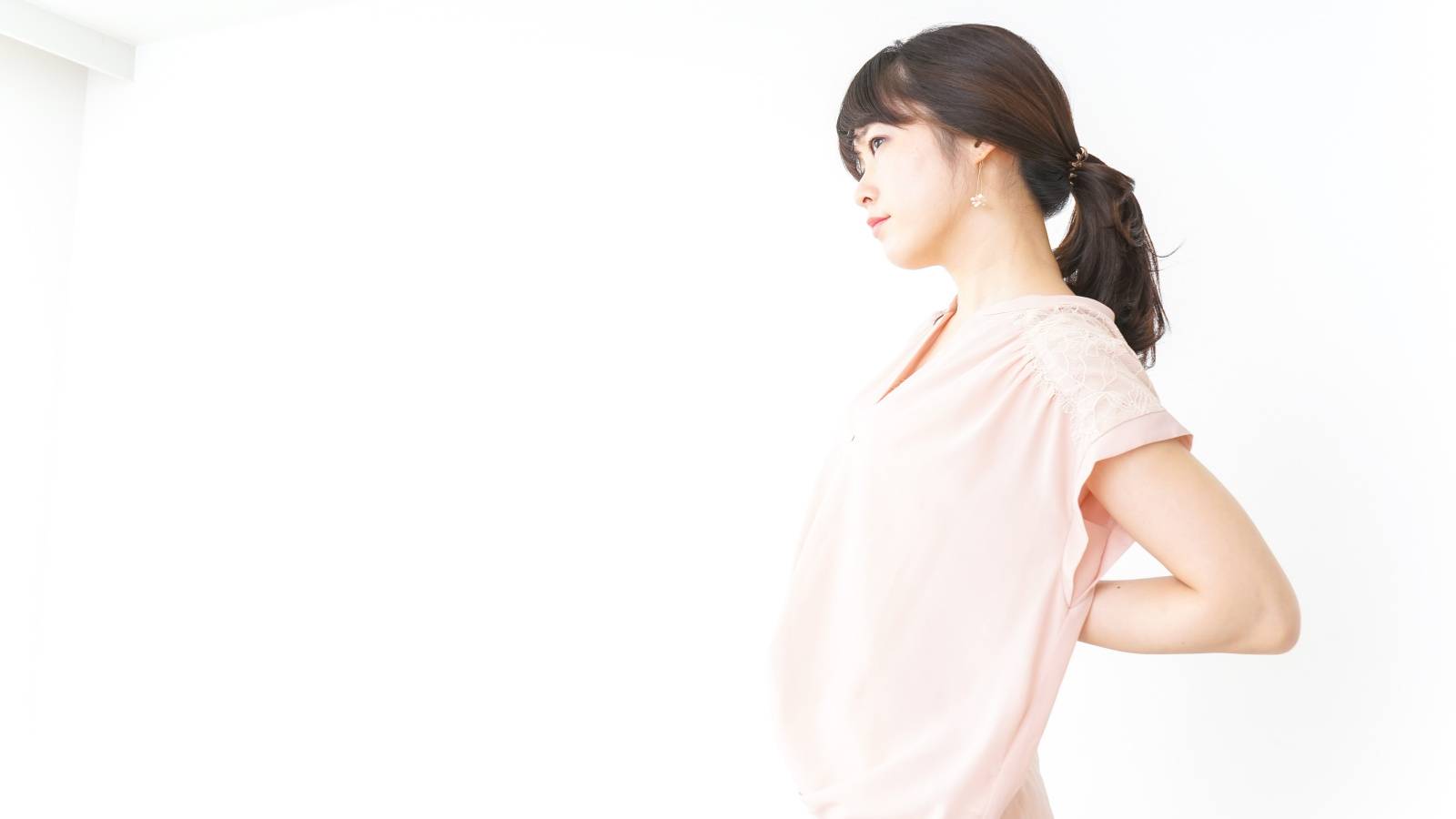 【体を反らすと腰が痛いのは曲げる部分が間違っているから】ガチガチに固まった胸をほぐすストレッチ