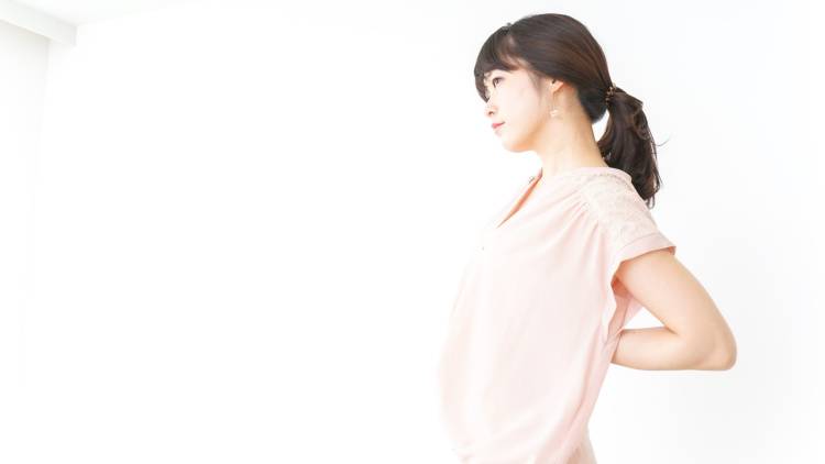 【体を反らすと腰が痛いのは曲げる部分が間違っているから】ガチガチに固まった胸をほぐすストレッチ