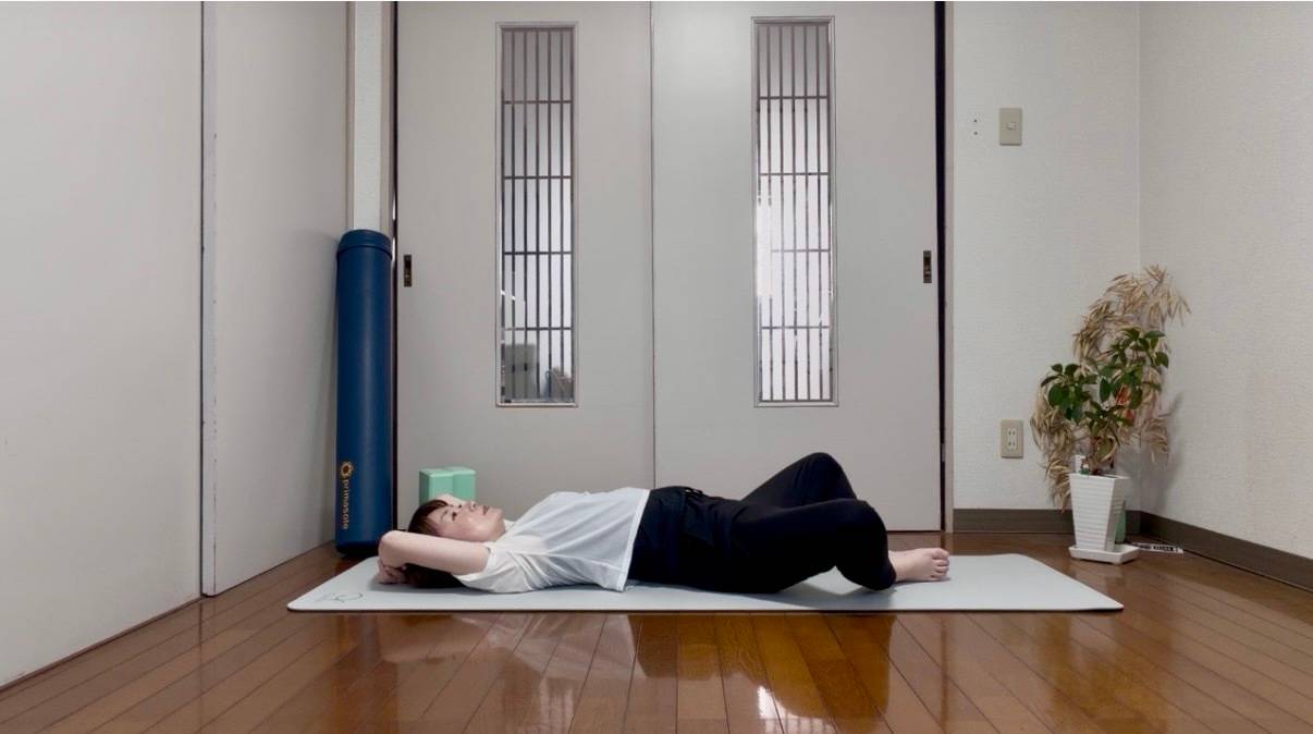 股関節ストレッチ